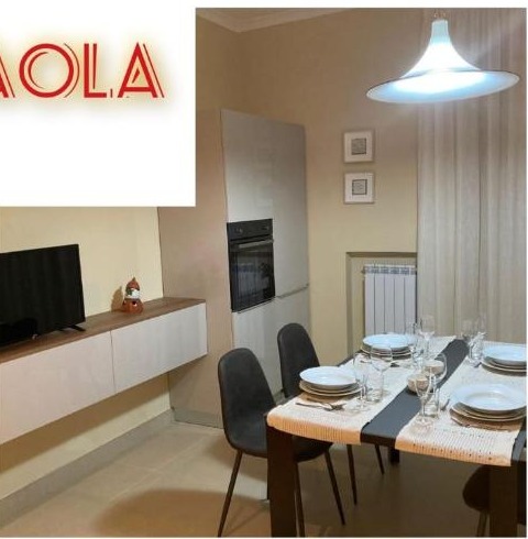 Zona cucina e tavolo da pranzo