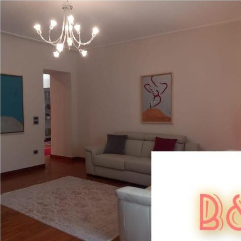 Soggiorno con divani e pavimento in parquet